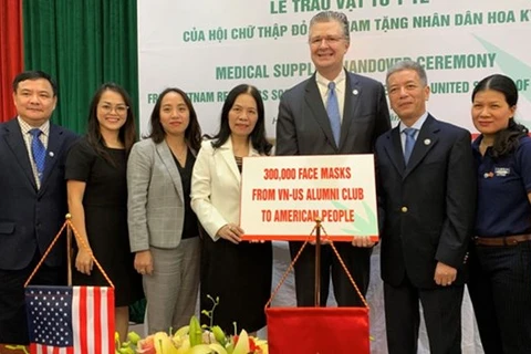 越南红十字会向美国人民赠送医疗物资