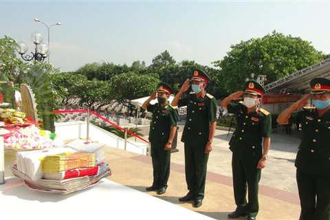 广平省为26具在老挝牺牲的越南烈士遗骸举行迎接和安葬仪式