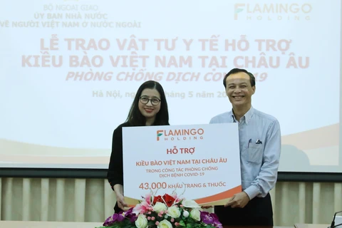 越南国内组织和个人向旅居欧洲越南人赠送疫情防控所需医疗物资