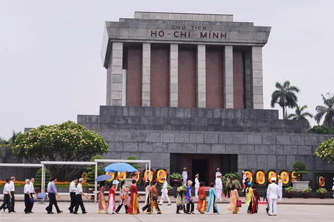 胡志明主席诞辰130周年：越南全国各地举行隆重纪念活动 