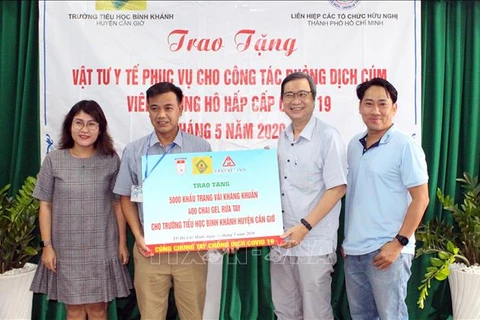 越南友好组织联合会胡志明市分会助力当地学校抗击疫情