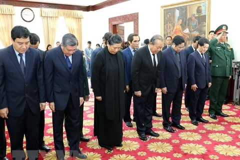 越南党和国家领导代表团来到老挝驻越南大使馆吊唁原老挝总理西沙瓦·乔本潘大将