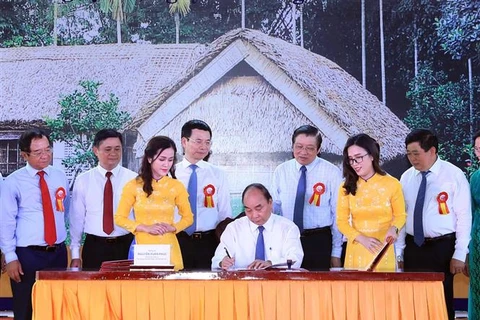 越南政府总理签发纪念胡志明主席诞辰130周年的邮票