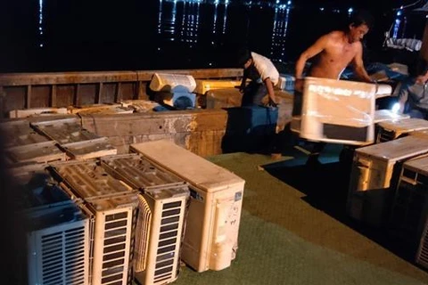 安江省公安力量扣押装满从柬埔寨走私的旧制冷家电的船只