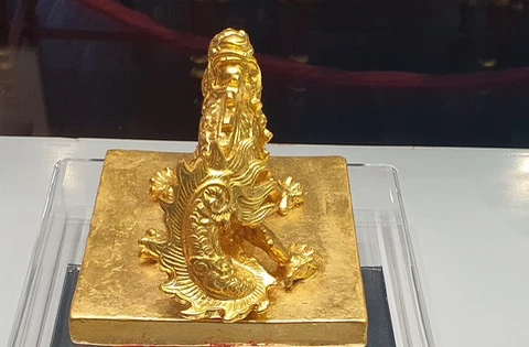 嘉龙皇帝资料文物展在顺化宫廷古物博物馆举行