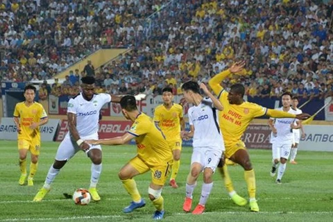 越南足球重回正轨 首场比赛迎来万余名球迷进场观看