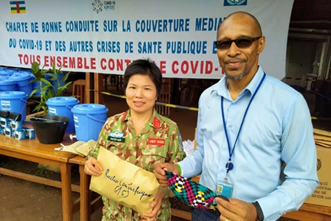 越南蓝色贝雷帽战士与中非人民携手抗击新冠肺炎疫情