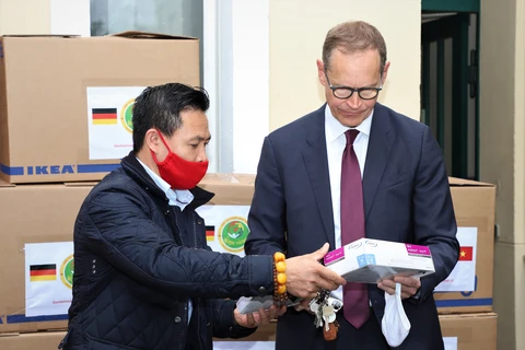 德国柏林市市长高度评价旅德越南人的慈善活动