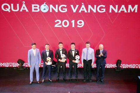 杜雄勇和黄如球员荣获2019年越南金球奖