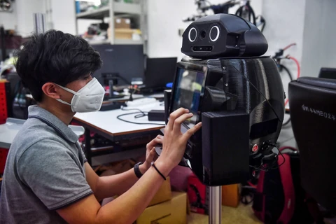 泰国研发支持新冠疫情防控工作的机器人