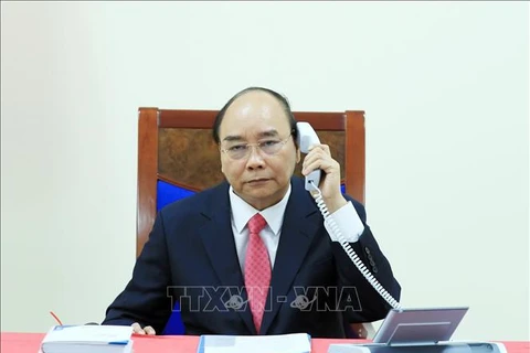 阮春福总理与新加坡总理李显龙通电话
