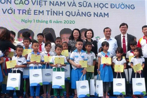 越南国家副主席邓氏玉盛在广南省开展人道主义活动