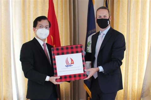 越南驻美国大使馆向美国国际开发金融公司捐赠口罩