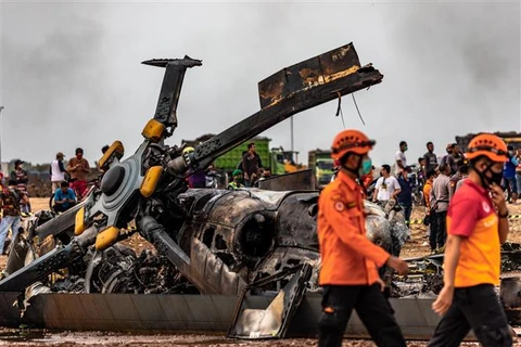 印尼军方一架直升机坠毁致9人伤亡