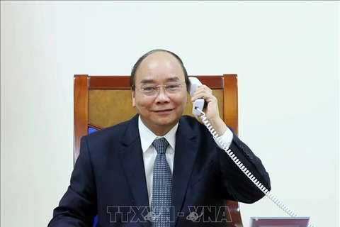 政府总理阮春福与埃克森美孚公司领导通电话