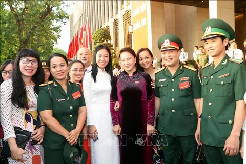 越南国会主席阮氏金银会见优秀新闻工作者代表