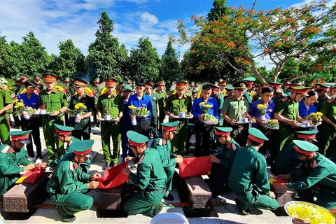 广治省举行越南烈士追悼会和安葬仪式