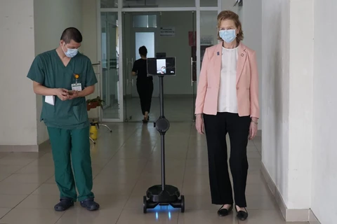 联合国开发计划署向越南赠送机器人 以防护防疫一线医护人员的健康安全