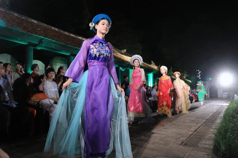 “奥戴—越南文化遗产”时装秀精彩亮相