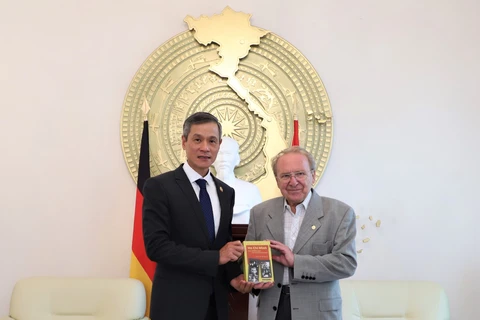 德国记者向越南驻德大使赠送其编写的《胡志明政治传记》一书