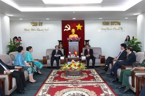 越南平阳省与老挝各省市加强合作关系