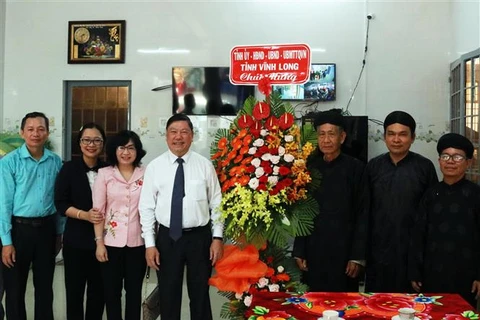 永隆省领导代表开展和好教人士及和好佛教信徒的慰问活动