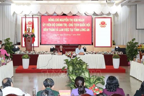 越南国会主席与隆安省主要领导举行工作会谈