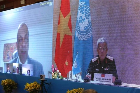 越南国防部副部长阮志咏与联合国副秘书长哈雷通电话