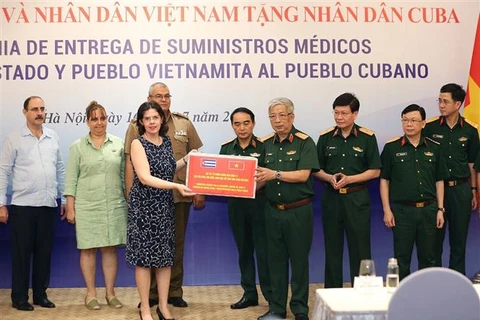 越南国防部向古巴捐赠防疫的医疗设备和物资