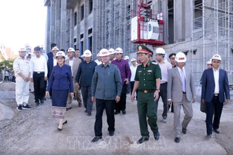 老挝总理对由越南援建的国会大厦工程的进度和质量予以高度评价