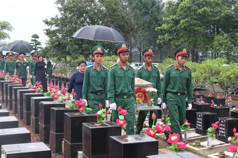 7·27越南伤残军人与烈士日：平福省举行烈士遗骸追悼会和安葬仪式