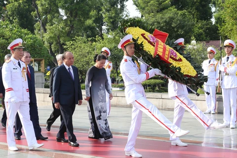  越南党和国家领导人向英雄烈士敬献花圈