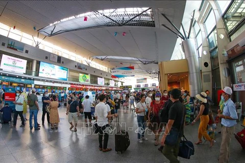 新冠肺炎疫情：岘港市协助游客办理离开手续