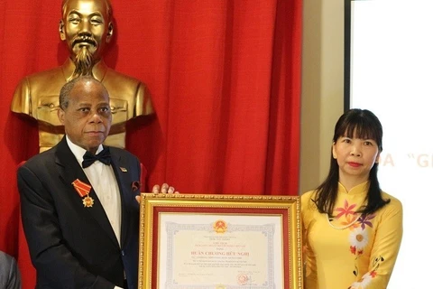 越南向原莫桑比克驻越大使授予友谊勋章