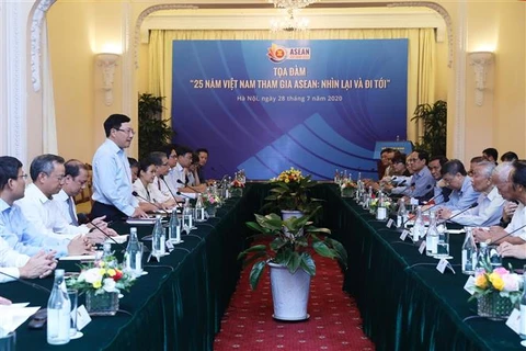 越南加入东盟25周年：“越南加入东盟25周年：回顾与前进”座谈会在河内举行