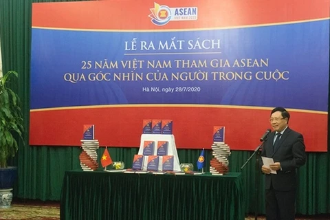 “越南加入东盟25周年 - 行内专家的视角”一书正式亮相