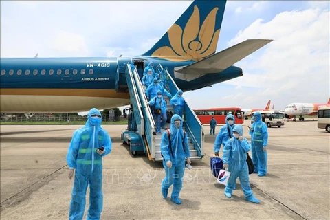 首两趟航班将滞留在岘港的乘客运送回河内