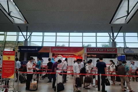 越捷安排航班将被困在岘港市的230名游客送回河内