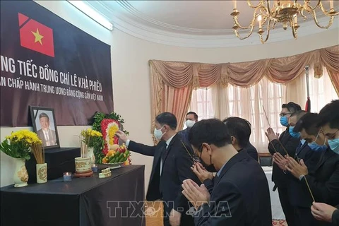  越南驻埃及大使馆举行原越共中央总书记黎可漂吊唁仪式
