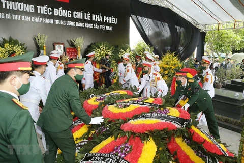 原越共中央总书记黎可漂遗体安葬仪式在河内市梅驿公墓举行