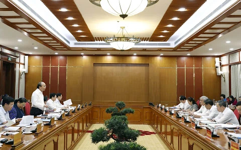 越共中央政治局与中央直属的67个党部中的15个党部举行了工作会议