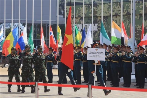 越南军队代表团参加在俄罗斯举行的“军队-2020”国际军事技术论坛暨“国际军事比赛-2020”