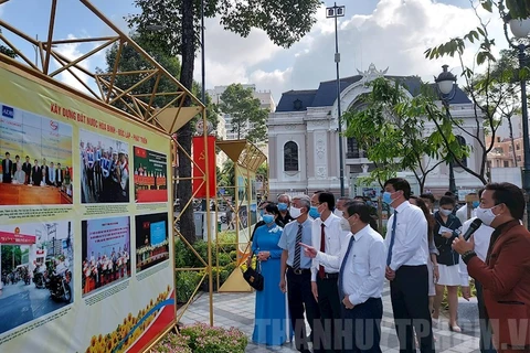 题为“越南九二国庆节的精神永远不灭”图片展在胡志明市举行