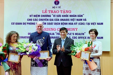支持越南艾滋病防控工作的3名国际专家荣获卫生部的纪念章
