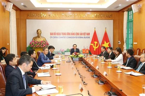 越共中央对外部部长与老挝革命人民党中央对外联络部部长举行视频会谈