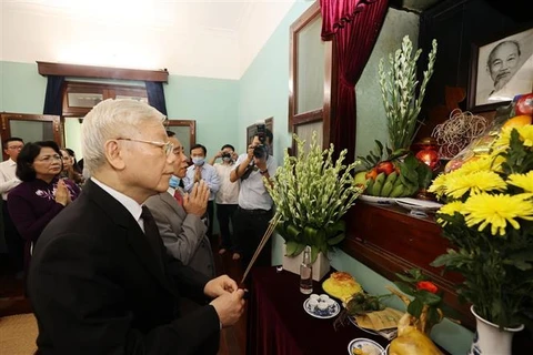 越共中央总书记、国家主席阮富仲在胡志明主席遗迹区进香