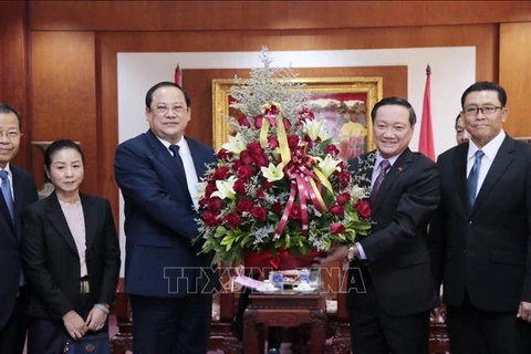 老挝领导庆祝越南国庆75周年