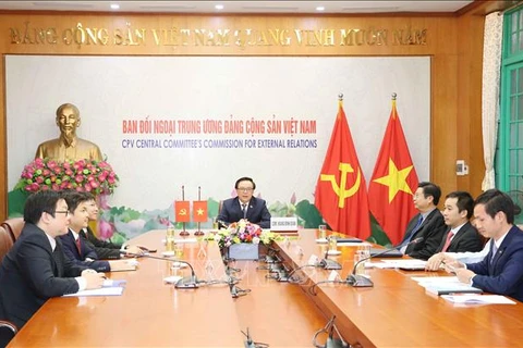  越共中央对外部部长黄平君与日本共产党国际委员会主任绪方康雄举行会谈