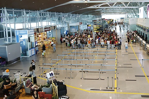 自9月7日0时起恢复往返岘港市的所有客运活动 
