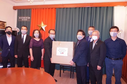 越南驻捷克大使馆向旅居捷克越南人赠送防疫口罩